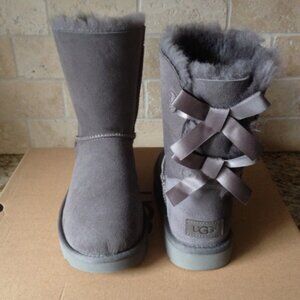 UGG SHORT BAILEY BOW II GREY GRAY WATER-RESISTANT SUEDE BOOTS